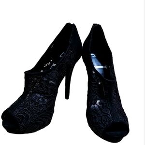 Elle lace zipper back heels size 8